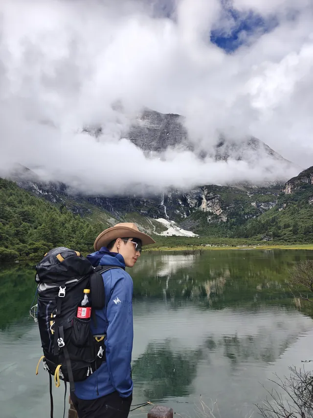 云雾山湖边徒步的林扬洋